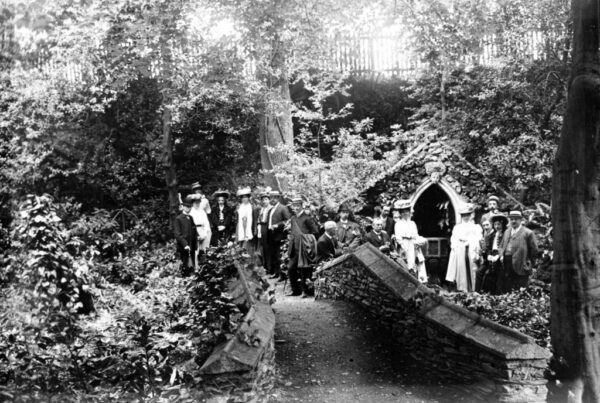 1910 - A party of people by the grotto in the gardens at Plas Newydd