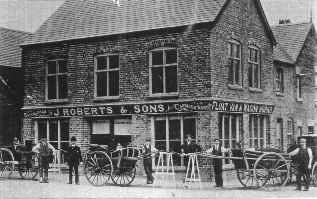 Outside John Roberts and Sons on corner of George Street and Market Street in 1900