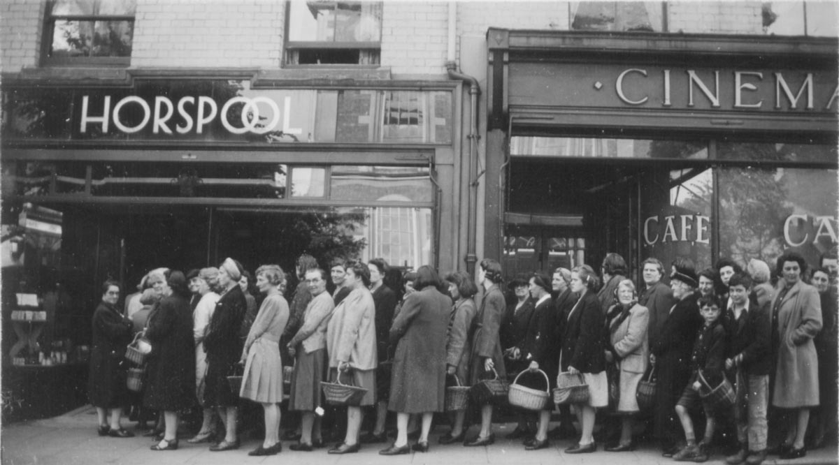Queue to go into Horsepool's greengrocers on Castle St in 1945
